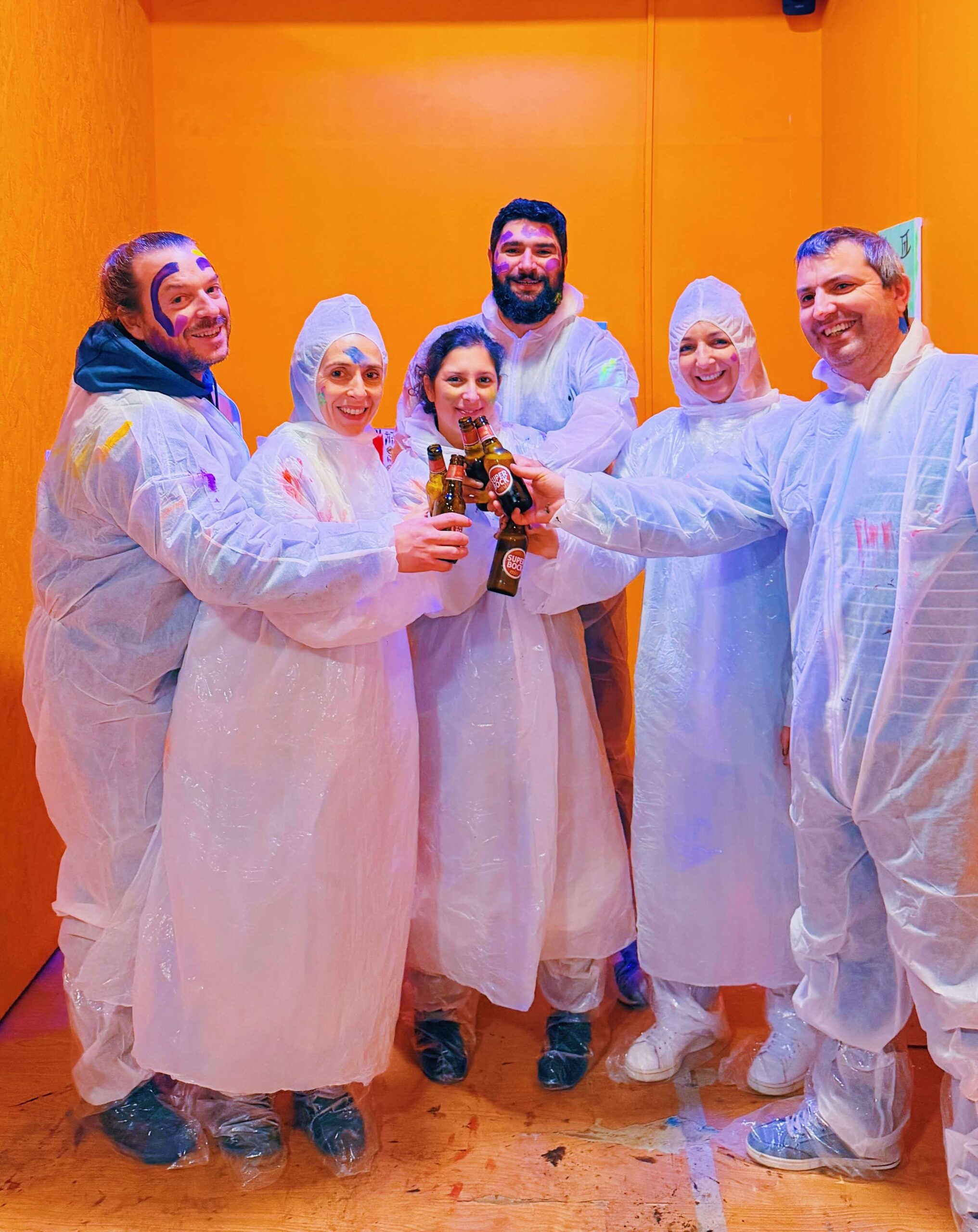 Equipa de empresa depois da sessão de pintura